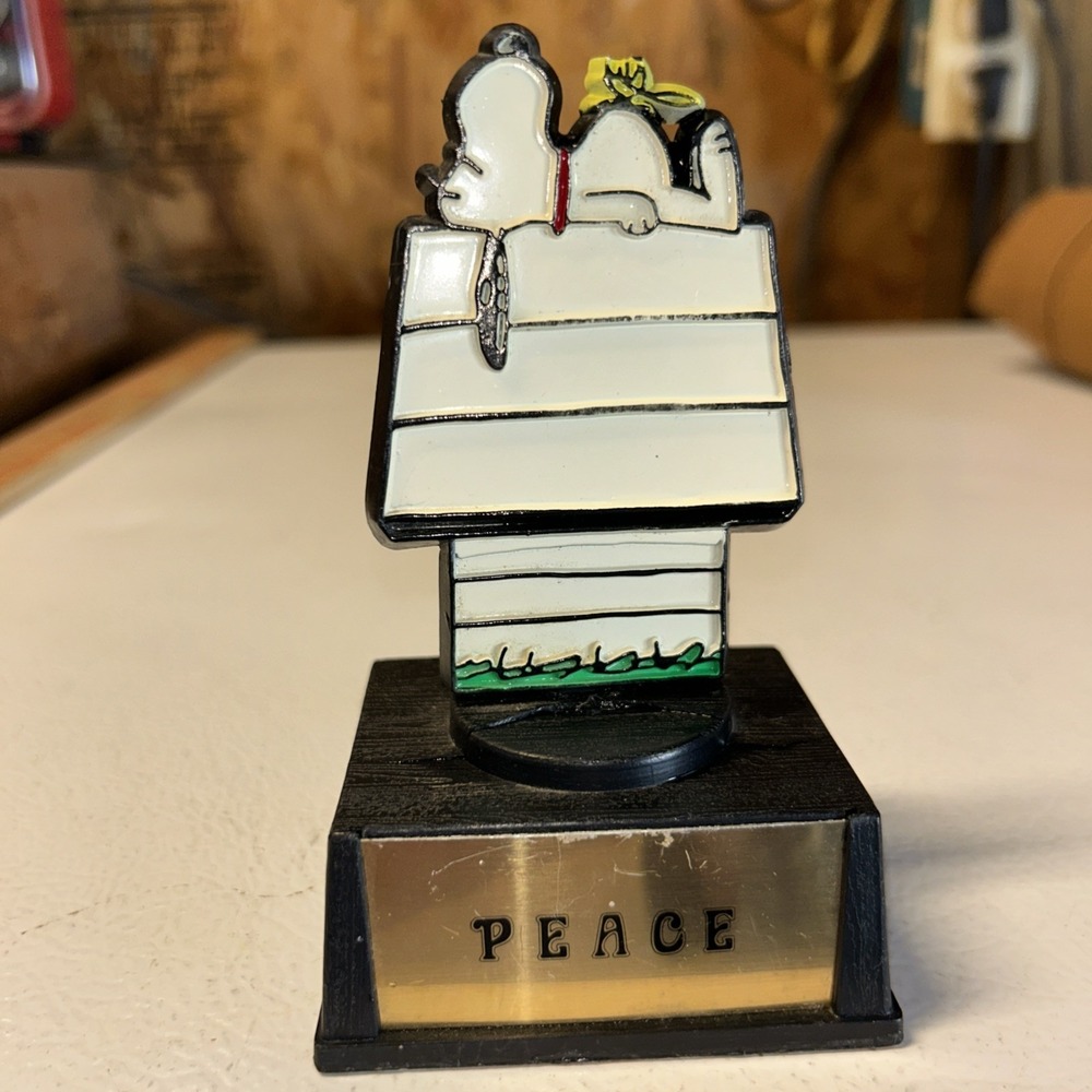 SNOOPY PEANUTS CHARLIE BROWN VINTAGE AVIVA TROPHY GRAM FIGURE FIGURINE 1970